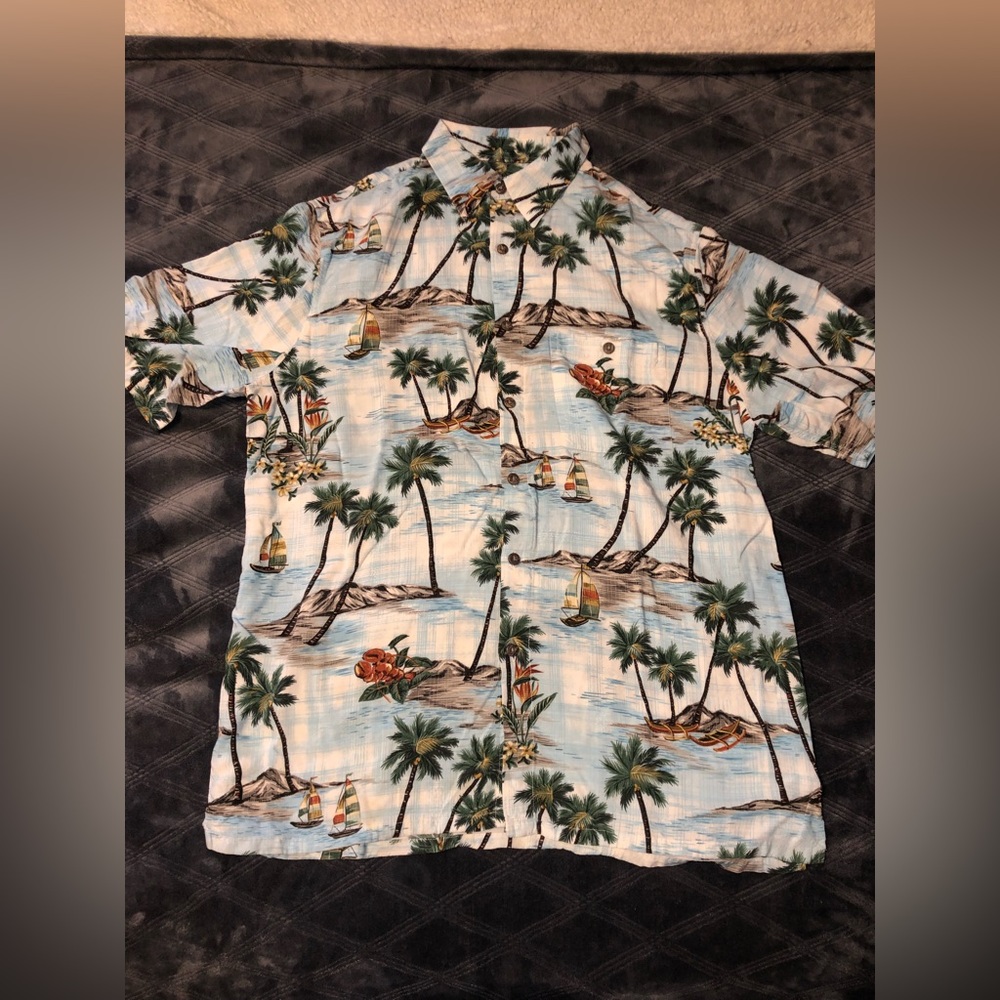 Hawaiian Batik Bay collared shirt (size medium)